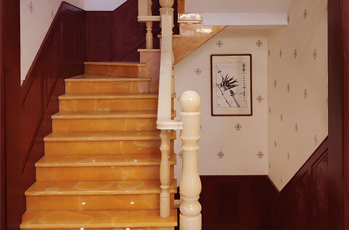 巍山中式别墅室内汉白玉石楼梯的定制安装装饰效果